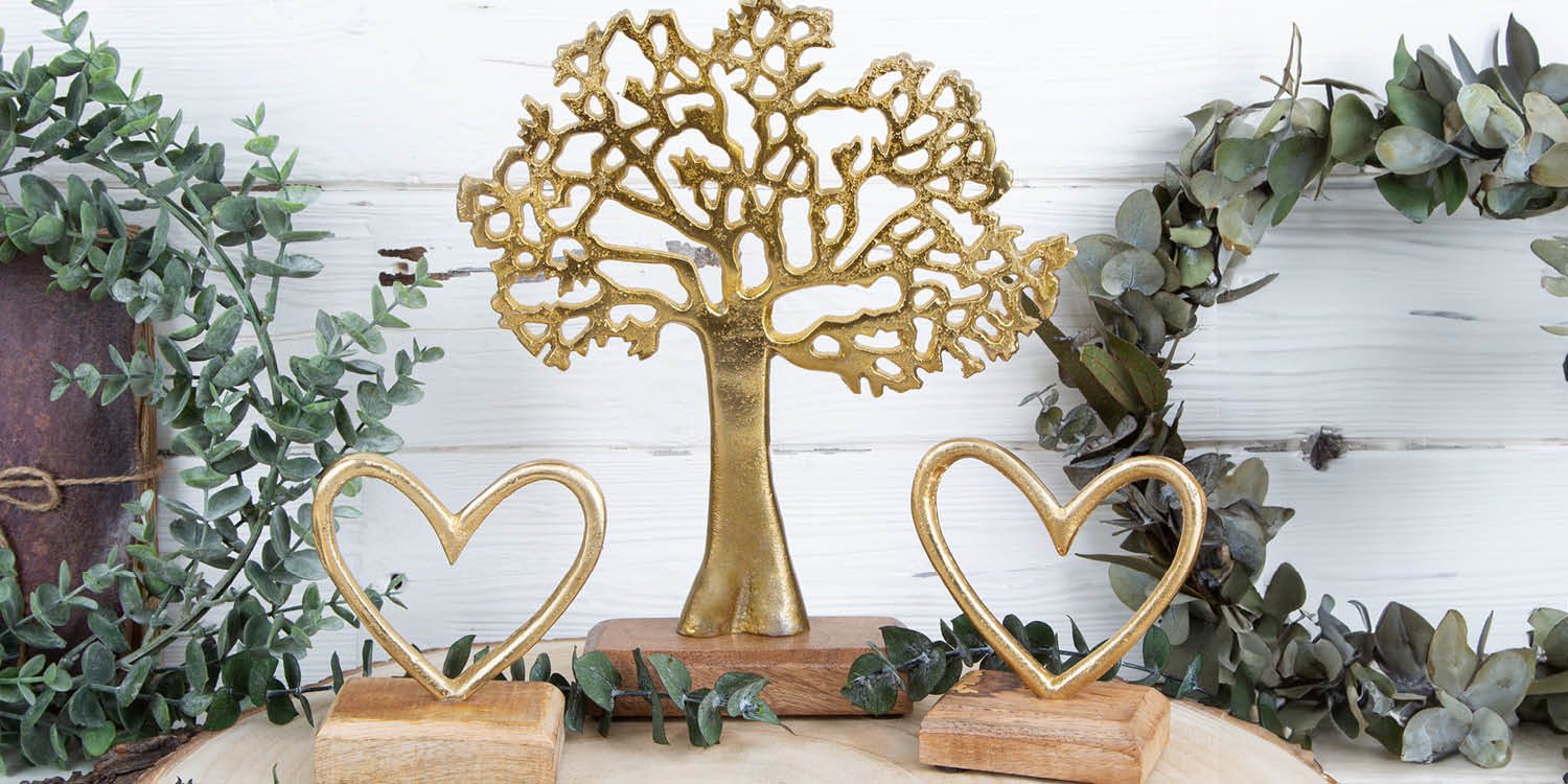 Kategorie Interieur & Deko. Goldene Baumfigur mit Eukalyptus