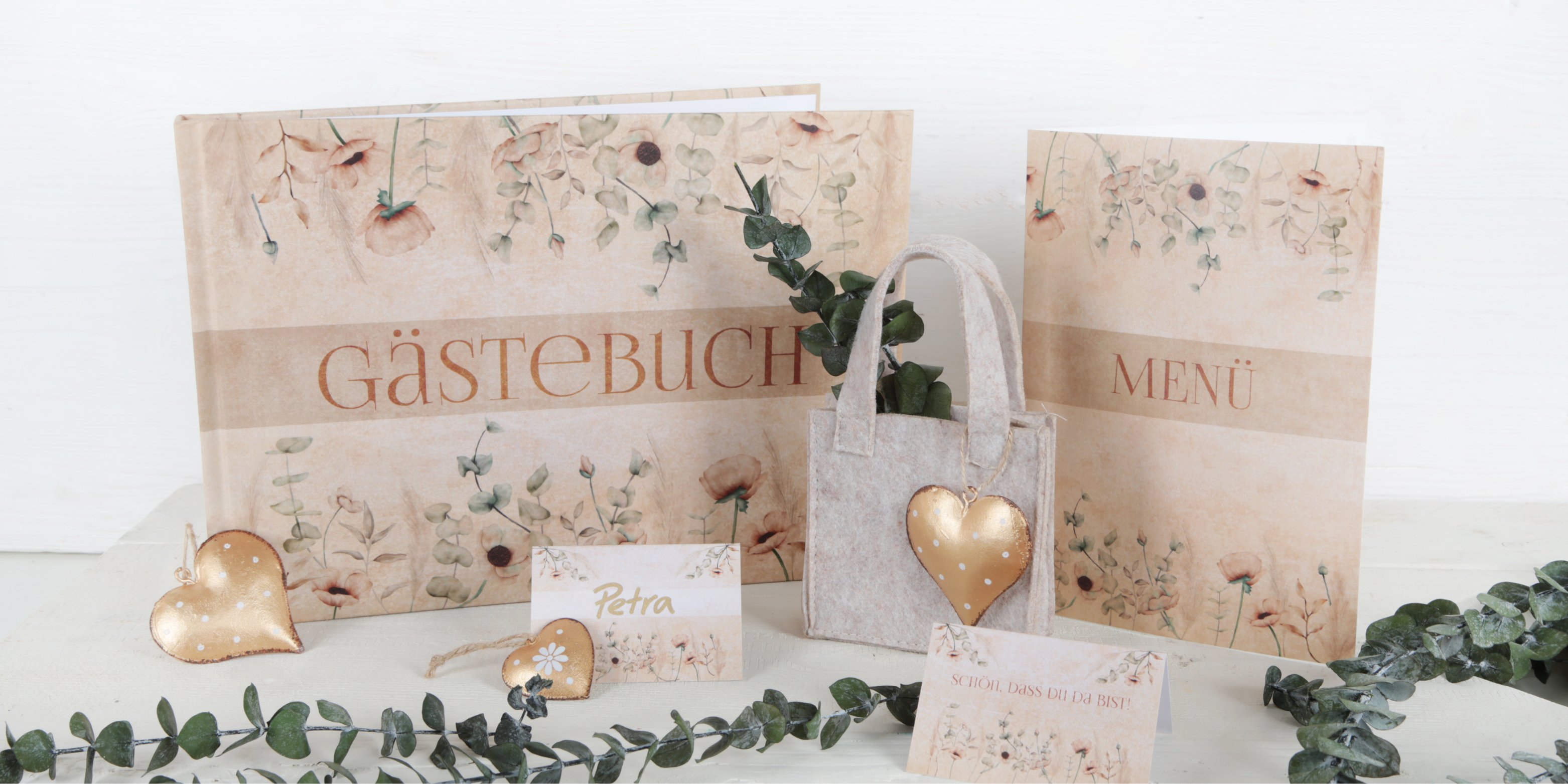 Hochzeitsdekoration im Boho-Stil mit Gästebuch, Menükarte, Tischkarte und Gastgeschenk Taschen aus Filz.