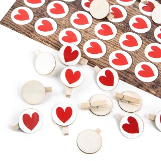 35 Holzklammern + Herz Aufkleber rot weiß Gastgeschenk Give-Away Hochzeit Herzdeko