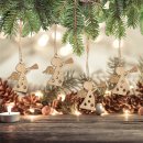 24 kleine Holz Engel Anh&auml;nger natur braun gold Weihnachtsanh&auml;nger 5 cm mit Schnur