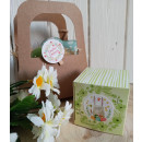 Kleine Geschenkschachtel in 7 x 7 cm gr&uuml;n rosa wei&szlig; mit Herzen und Blumen - liebevolle Mini Verpackung