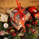 Weihnachtliche Geschenkbox 7 x 7 cm braun in Holzoptik mit bunten Geschenken