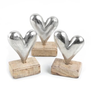 3 silberne Metall Herzen auf braunem Holzsockel - 13 cm -  als Symbol Geschenk